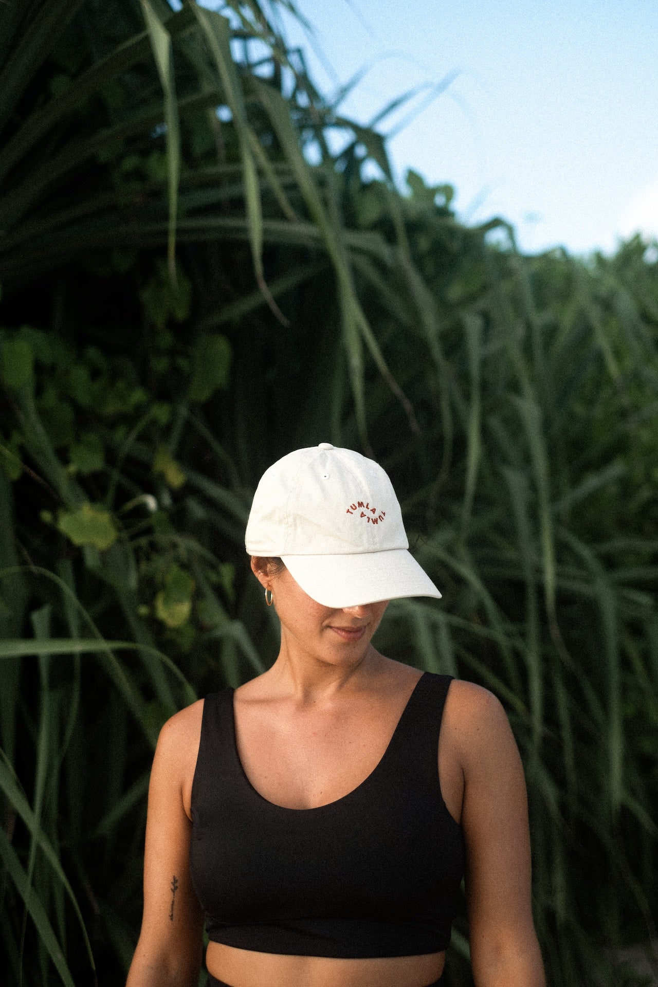 Organic Tumla Cap | Beige/Red