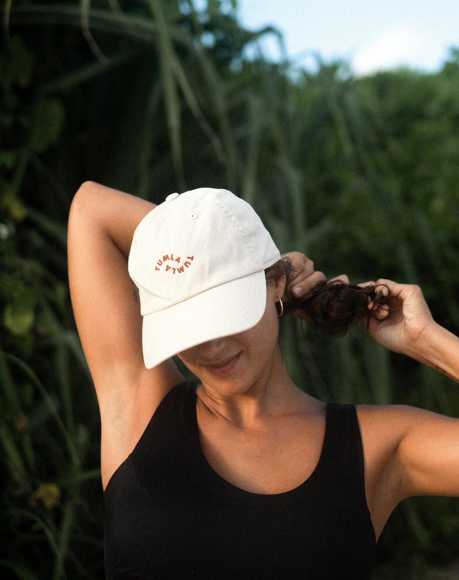 Organic Tumla Cap | Beige/Red