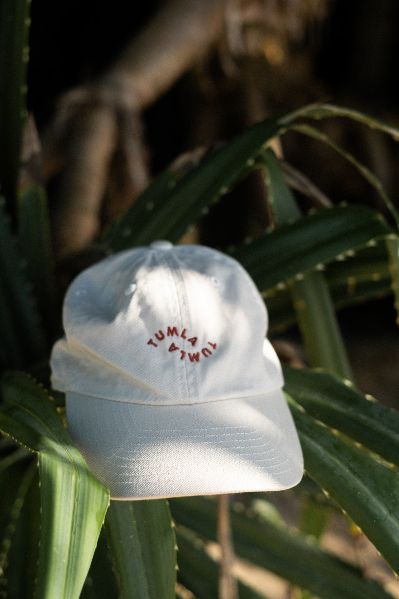 Organic Tumla Cap | Beige/Red